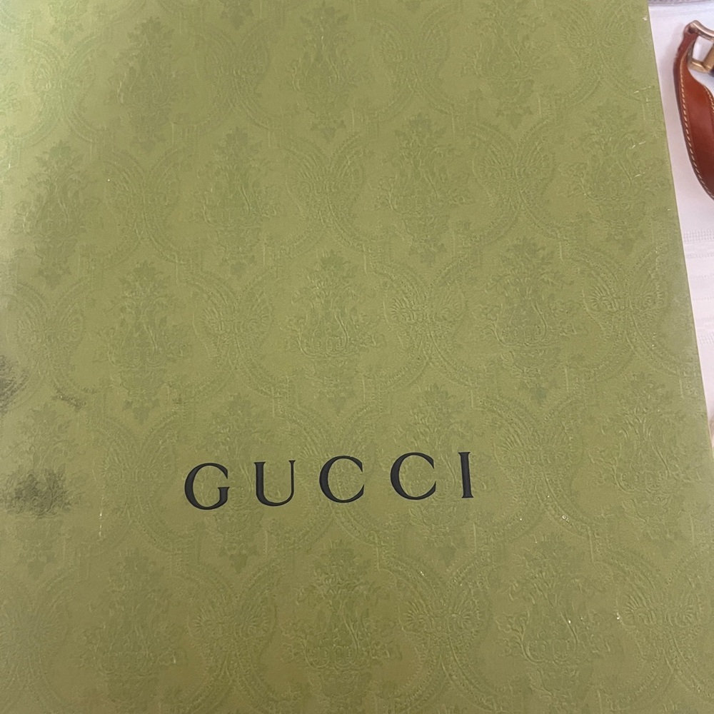 Gucci shoes it’s actually unisex men size 6US 
WOMEN SIZE 8.5 Us